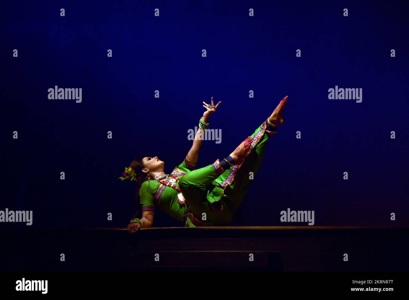 (221024) -- DHAKA, 24. Oktober 2022 (Xinhua) -- ein Künstler tritt auf der Bühne während des Dramatiktanzes 'Chandalika' in Dhaka, Bangladesch, am 23. Oktober 2022 auf. Das Auditorium der Bangladesh Shilpakala Academy in Dhaka wimmelte am Sonntag von Zuschauern, als das Tanzdrama auf der Grundlage der populären Geschichte "Chandalika" des Literaturnobelpreisträgers Rabindranath Tagore aus dem Jahr 1913 im Rahmen eines laufenden Kulturfestivals aufgeführt wurde.ZUM TANZDRAMA von Tagores "Chandalika", das im Kulturfestival von Bangladesch aufgeführt wurde festival (Xinhua) Stockfoto