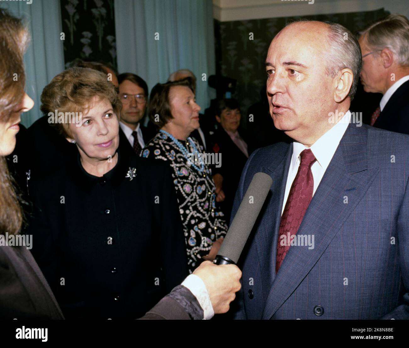 Oslo Juni 1991. Der Friedensnobelpreis wurde 1990 Präsident Michail Gorbatschow verliehen, aber er wurde daran gehindert, ihn zu erhalten. Gorbatschow und seine Frau Raisa begrüßen das Nobelkomitee. Foto: Tor Richardsen / Scanfoto / NTB Stockfoto