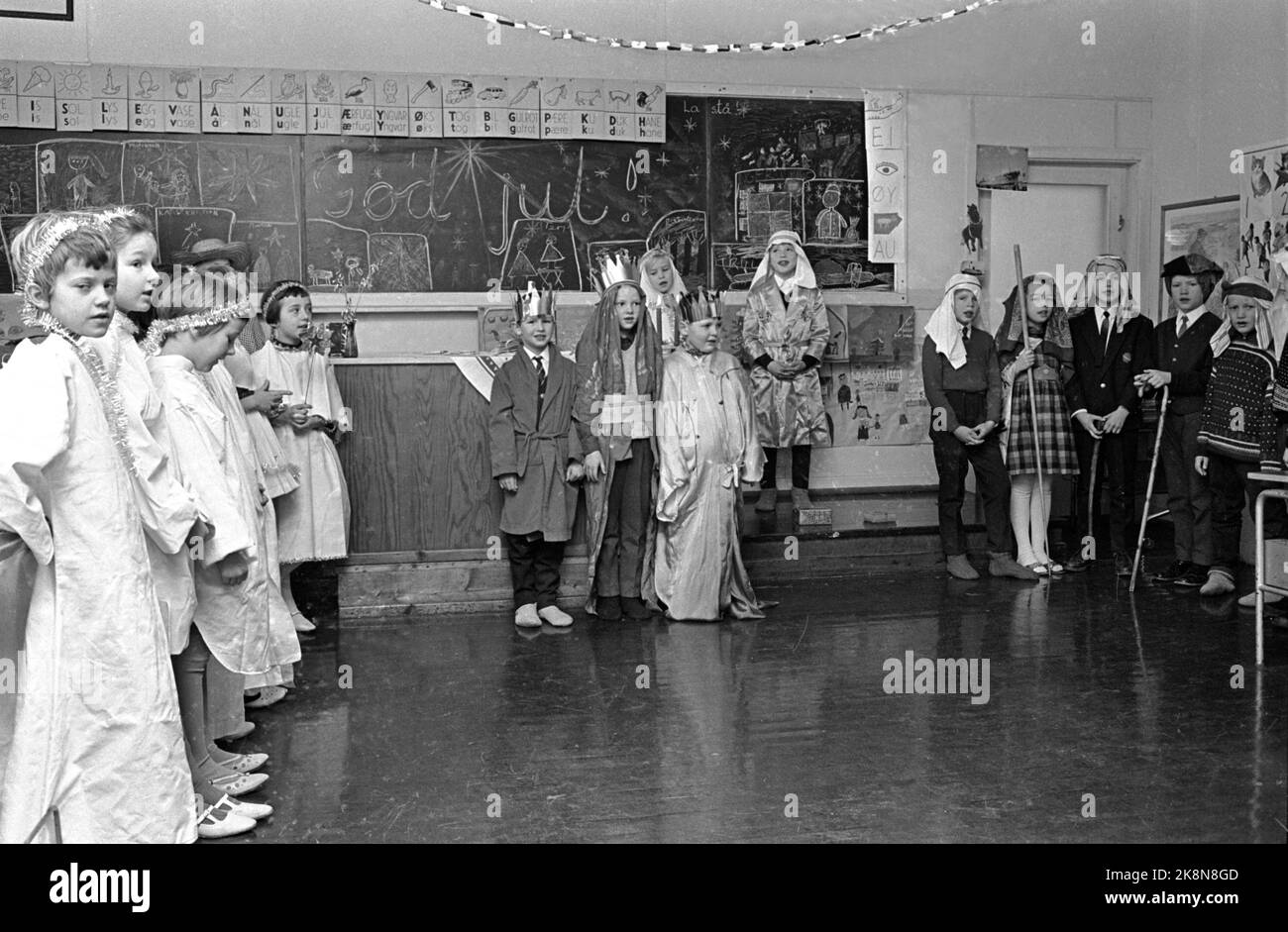 Asker 19661219 traditionelle Weihnachten endet in der Klasse 2. an der Vettre Schule in Asker. Kinder spielen das Weihnachtsevangelium als Theaterstücke für Eltern und Geschwister. Hier sind beide drei Weise Männer, Engel und die Hirten des Feldes. Foto: NTB / NTB Stockfoto