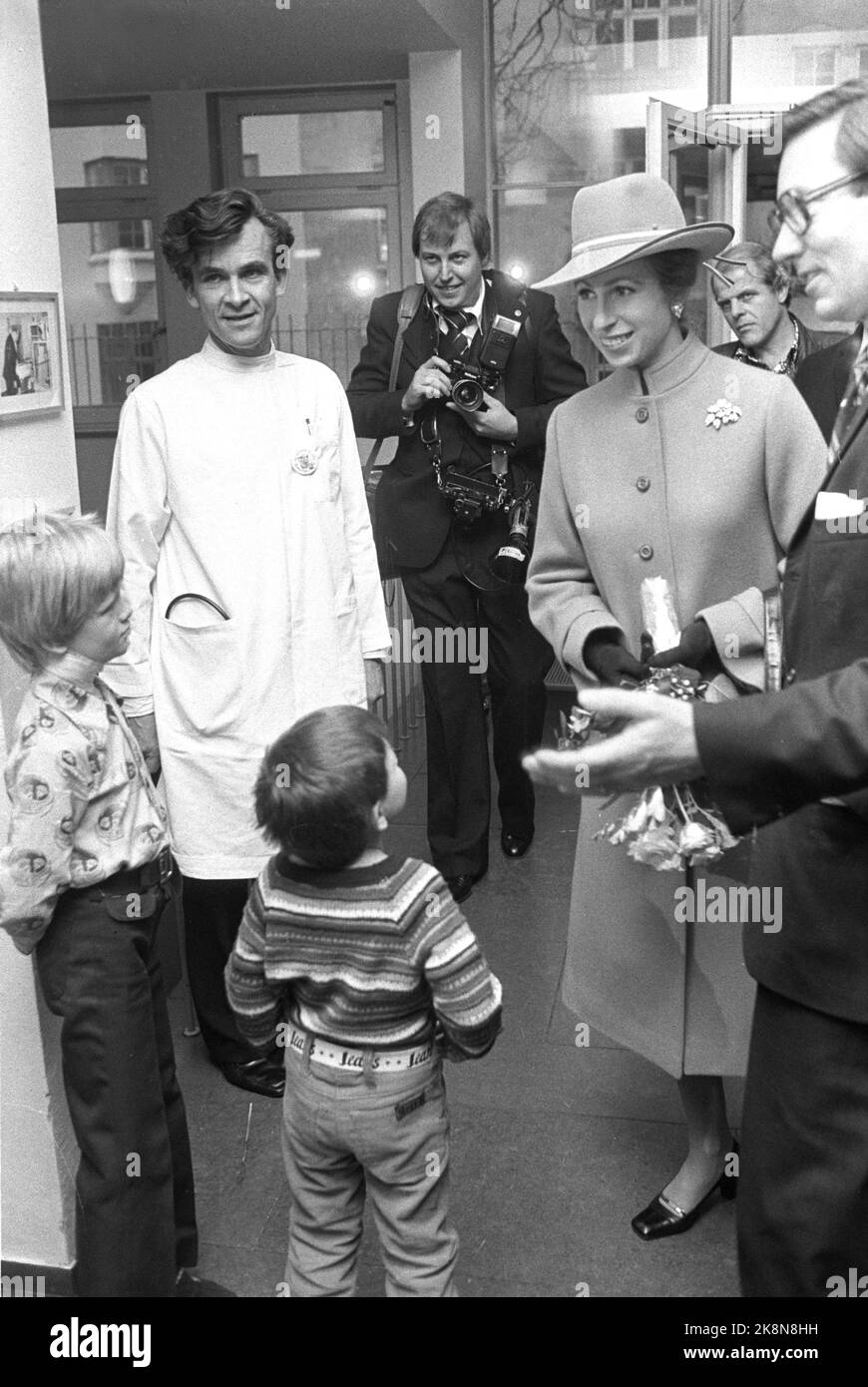 Oslo 19781105. Prinzessin Anne von Großbritannien in Norwegen eröffnet Save the Children's TV Action 1978. Nach der Eröffnung reiste sie zur Kinderklinik in Rikshospitalet, wo sie vom Management und mehreren jungen Patienten begrüßt wurde. Foto: Vidar Knai NTB / NTB Stockfoto