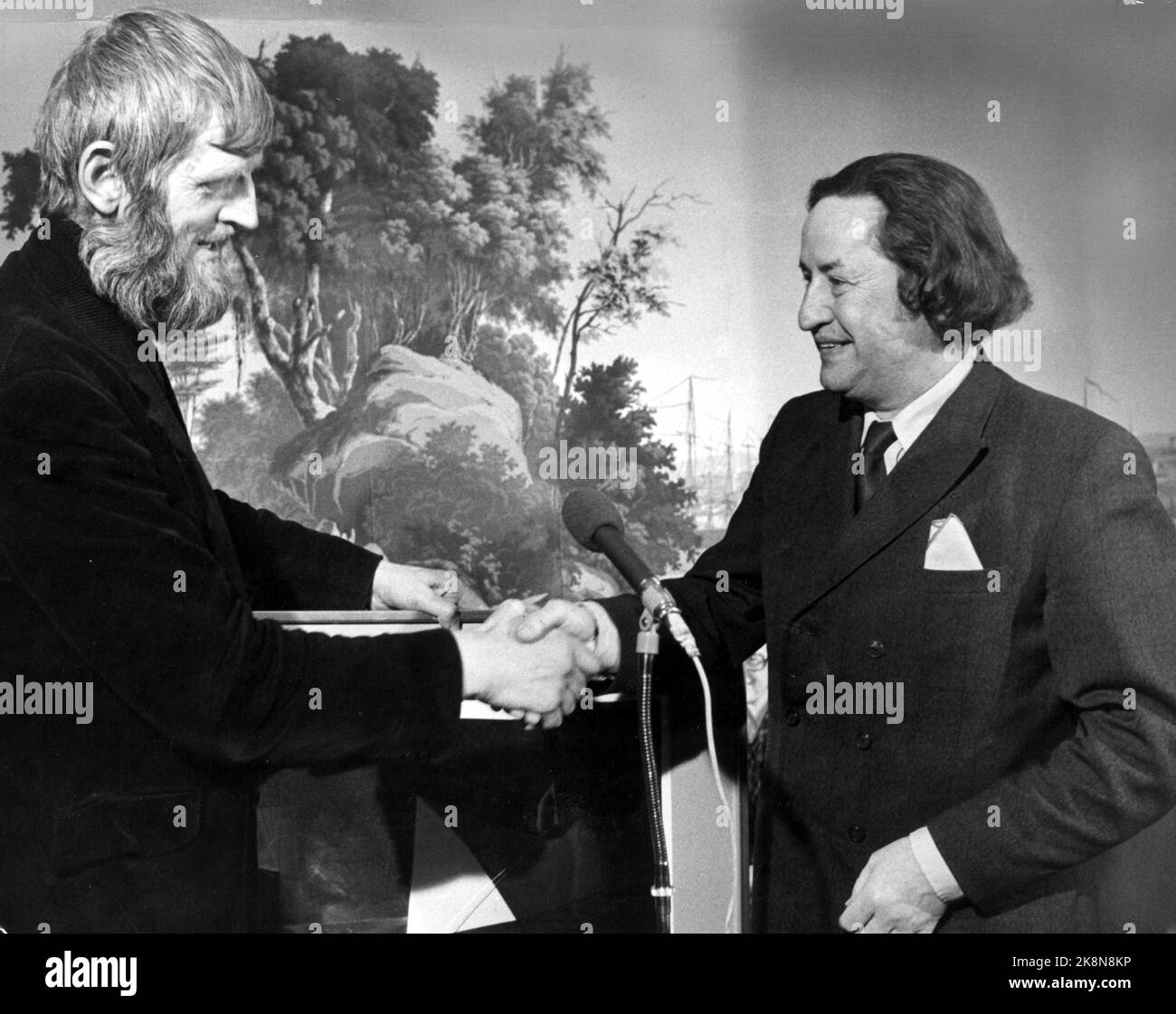 Oslo 1974; Autor Jens Bjørneboe (1920-1976). Bjørneboe erhält den Literaturkritikerpreis für '' Sharks ''. Martin Nag übergibt die Auszeichnung. Foto; NTB / NTB Stockfoto