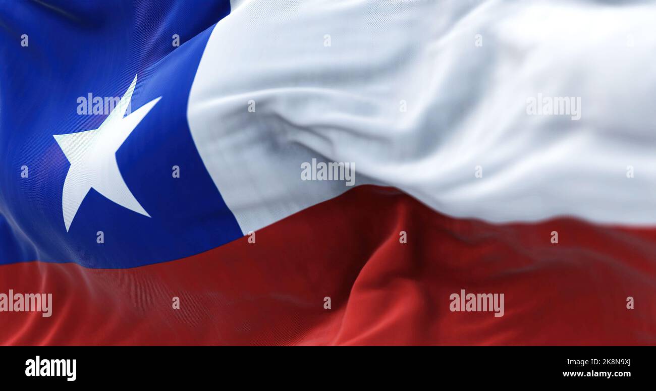 Nahaufnahme der chilenischen Nationalflagge, die im Wind winkt. Die Republik Chile ist ein Land im westlichen Teil Südamerikas. Texturierter Stoff Stockfoto