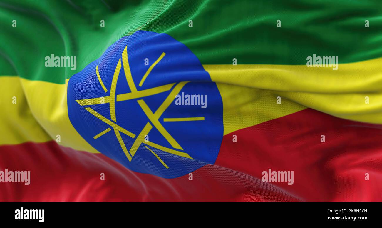 Nahaufnahme der im Wind wehenden äthiopischen Nationalflagge. Die Demokratische Bundesrepublik Äthiopien ist ein Staat am Horn von Afrika. Stockfoto