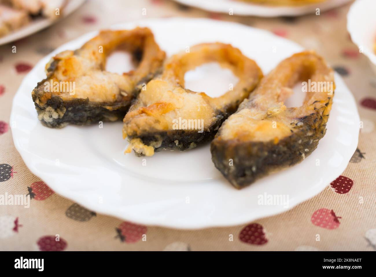 Drei frittierte Karpfen auf einem weißen Teller Stockfoto
