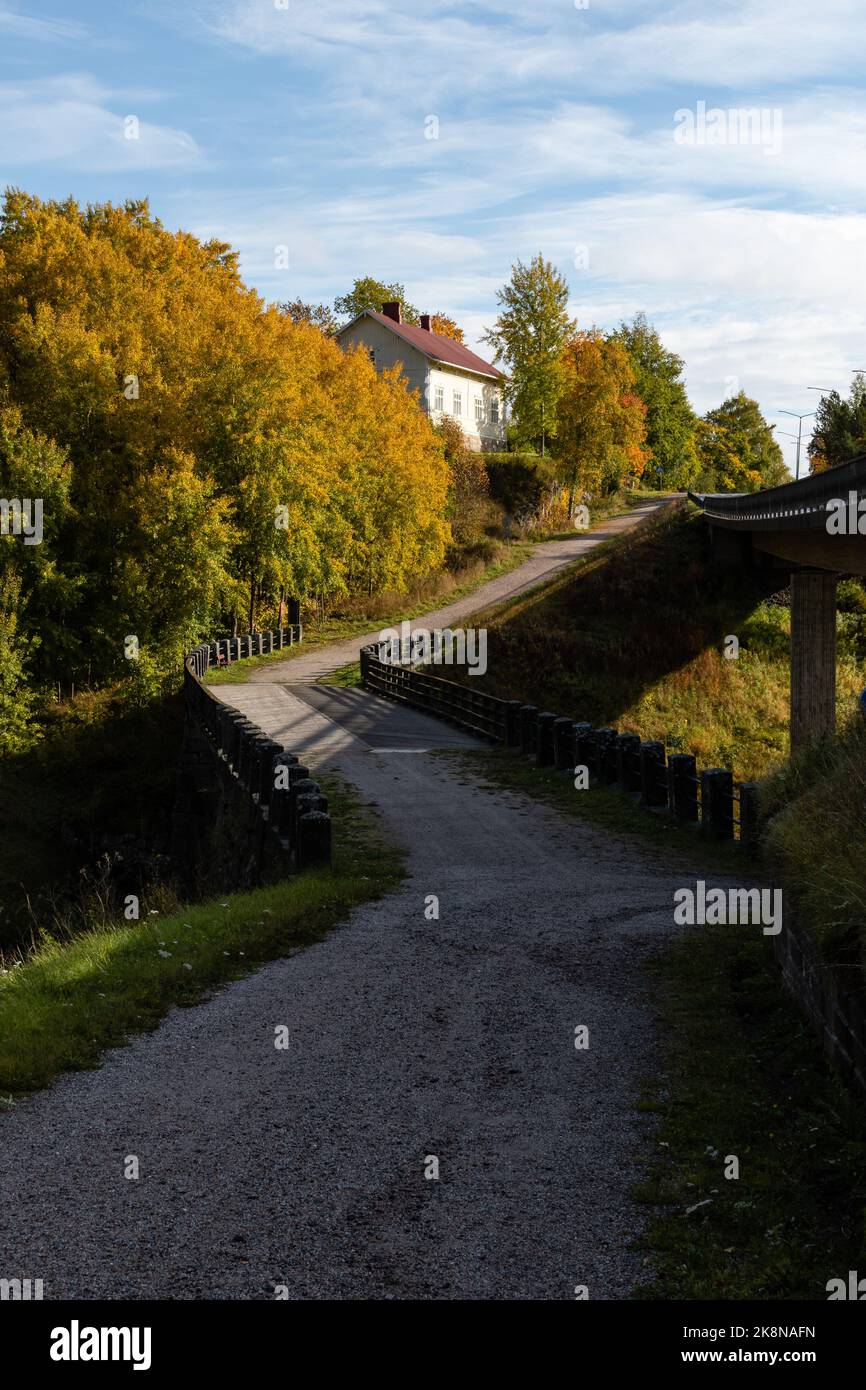 Halikko Alte Brücke, erbaut 1866. Historische Museumsbrücke in Salo, Finnland mit Bäumen in Herbstfarben Stockfoto