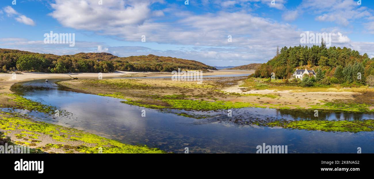 Der Fluss Morar fließt in die Morar Bay auf dem schottischen Festland Stockfoto