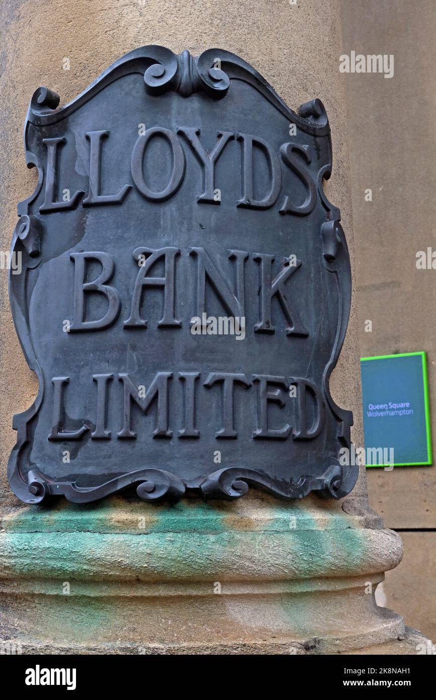 Historisches Metall-Lloyds-Bank-Schild am Queen Square, Wolverhampton Branch, West Midlands, England, UKgages. In Stockfoto