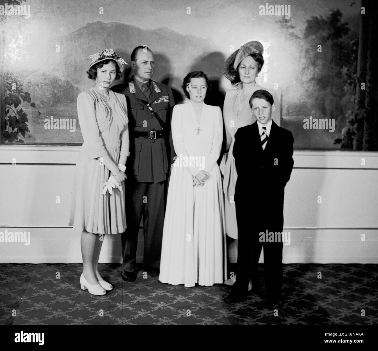 Oslo 19470511. Prinzessin Ragnhild fotografierte im Zusammenhang mit ihrer Bestätigung auf der Burg. Hier von links Prinzessin Arid, Kronprinz Olav, Prinzessin Ragnhild, Kronprinzessin Märtha und Prinz Harald. Foto: Høel NTB Archive / NTB Foto: Høel NTB Archive / NTB Stockfoto