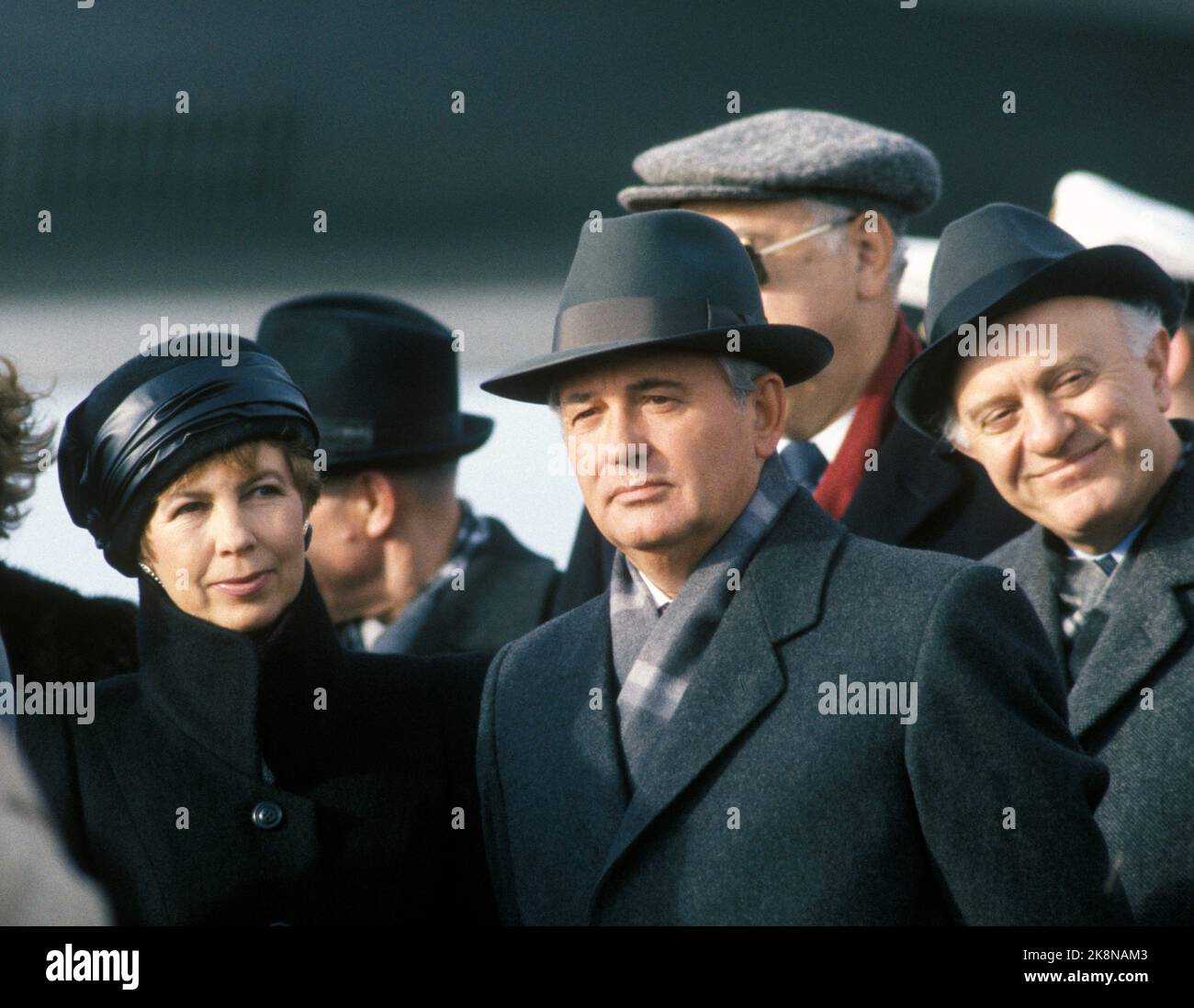 Reykjavik, Island 198610. Generalsekretär Michail Gorbatschow, die Sowjetunion, trifft vor dem Gipfel zwischen den Vereinigten Staaten und der Sowjetunion in Island ein. T.v. Kona Raisa und t.h. Außenminister Edvard Sjevardnadse. Foto Morten Hvaal / NTB / NTB Stockfoto