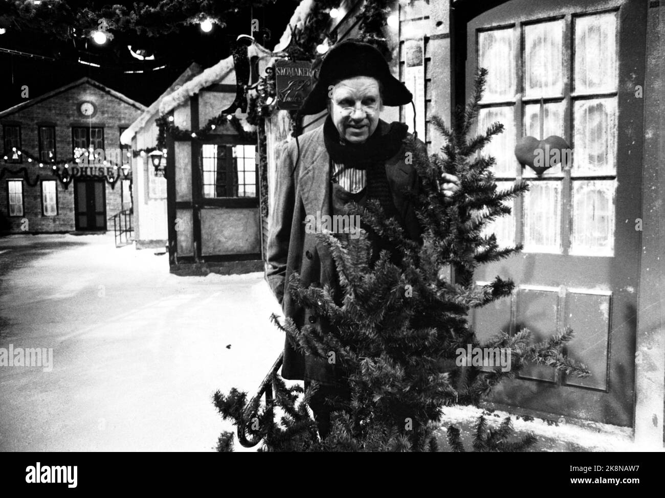 Oslo 19791109. Schauspieler Henki Kolstad als Schuhmacher Andersen in 'Christmas in Skomakergata' Hier sehen wir ihn in der weihnachtlich geschmückten Straße, die den Weihnachtsbaum trägt. Stockfoto