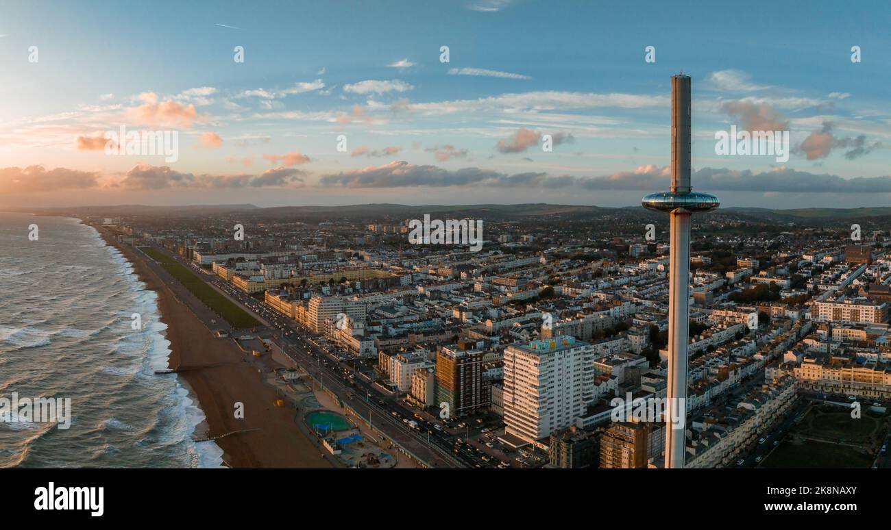 Zauberhafte Sonnenuntergangs-Luftaufnahme von British Airways i360 Aussichtsturm mit Touristen in Brighton Stockfoto
