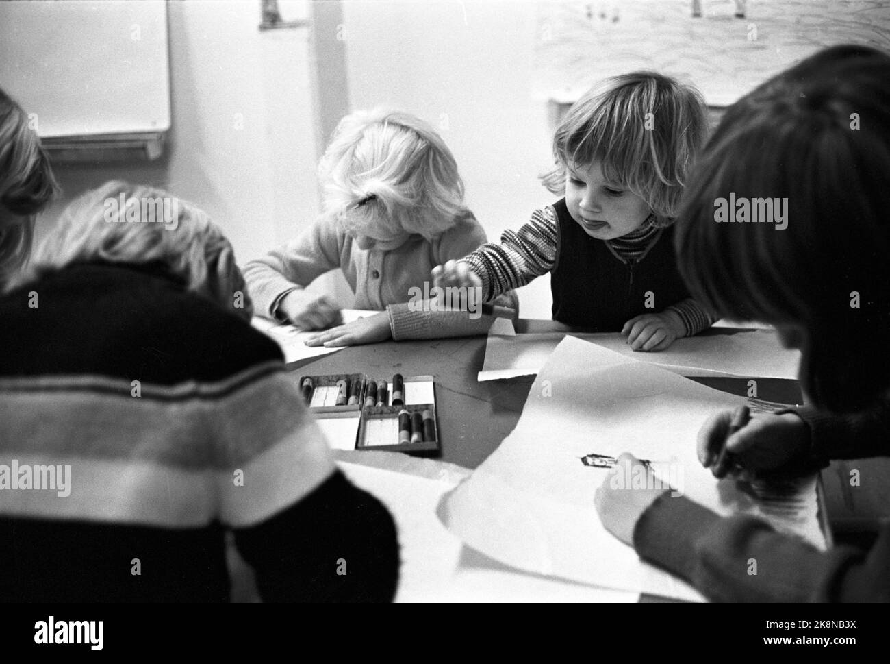 Oslo im Herbst 1971. Als erstes Museum in Norwegen öffnet das Munch Museum seine Türen für Kinder von fünf bis sieben Jahren. Kindergärten sind zu einer Führung durch den Führer willkommen, und dann können sie sich in einem Zeichnungs- und Spielzimmer entfalten. Nach der Begegnung mit dem großen Maler machen die Kinder mit großer Empathie ihre eigene Kunst. Foto: Ivar Aaserud / Aktuell / NTB Stockfoto