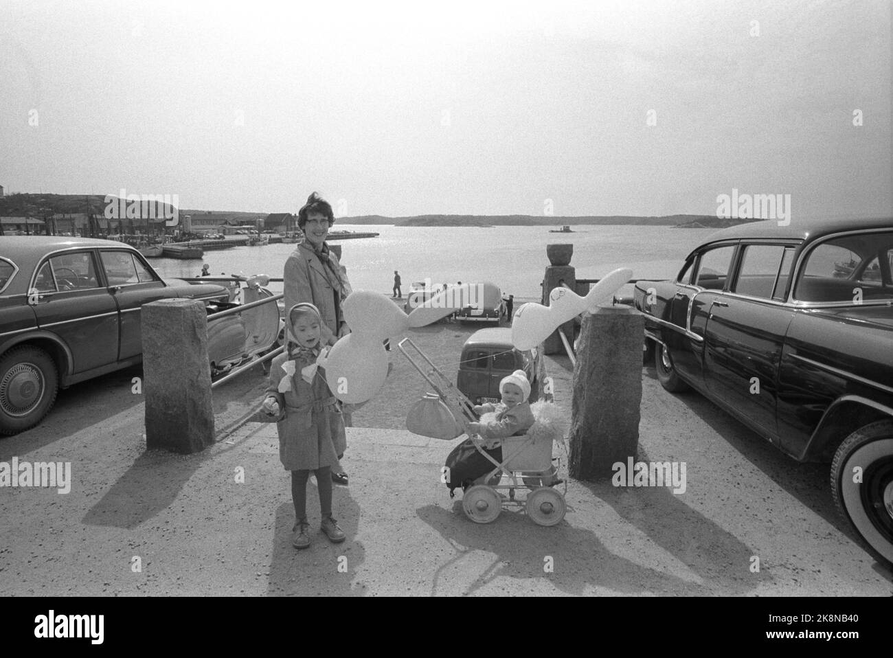 Strømstad 6. April 1963. Norweger wandern Strømstad am Schnittdonnerstag ein. Die Tradition begann nach dem Krieg, als Norwegen den größten Teil der Waren vermisste. Die Geschäfte in Norwegen sind am Donnerstag geschlossen, so dass Sie eine Reise nach Schweden Unternehmen müssen, um das Auto oder Boot mit verschiedenen Waren zu füllen. Hier eine norwegische Familie, die Kinder haben jeweils ihren eigenen Ballon erhalten. Foto: Ivar Aaserud / Aktuell / NTB Stockfoto