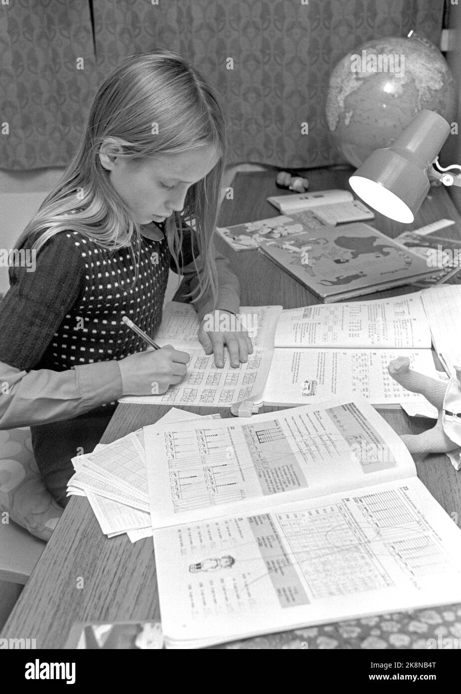 Oslo 1974: Schüler lesen Hausaufgaben. Mädchen in der Klasse 4.. Illustration Foto. Foto: Erik Thorberg / NTB / NTB Stockfoto