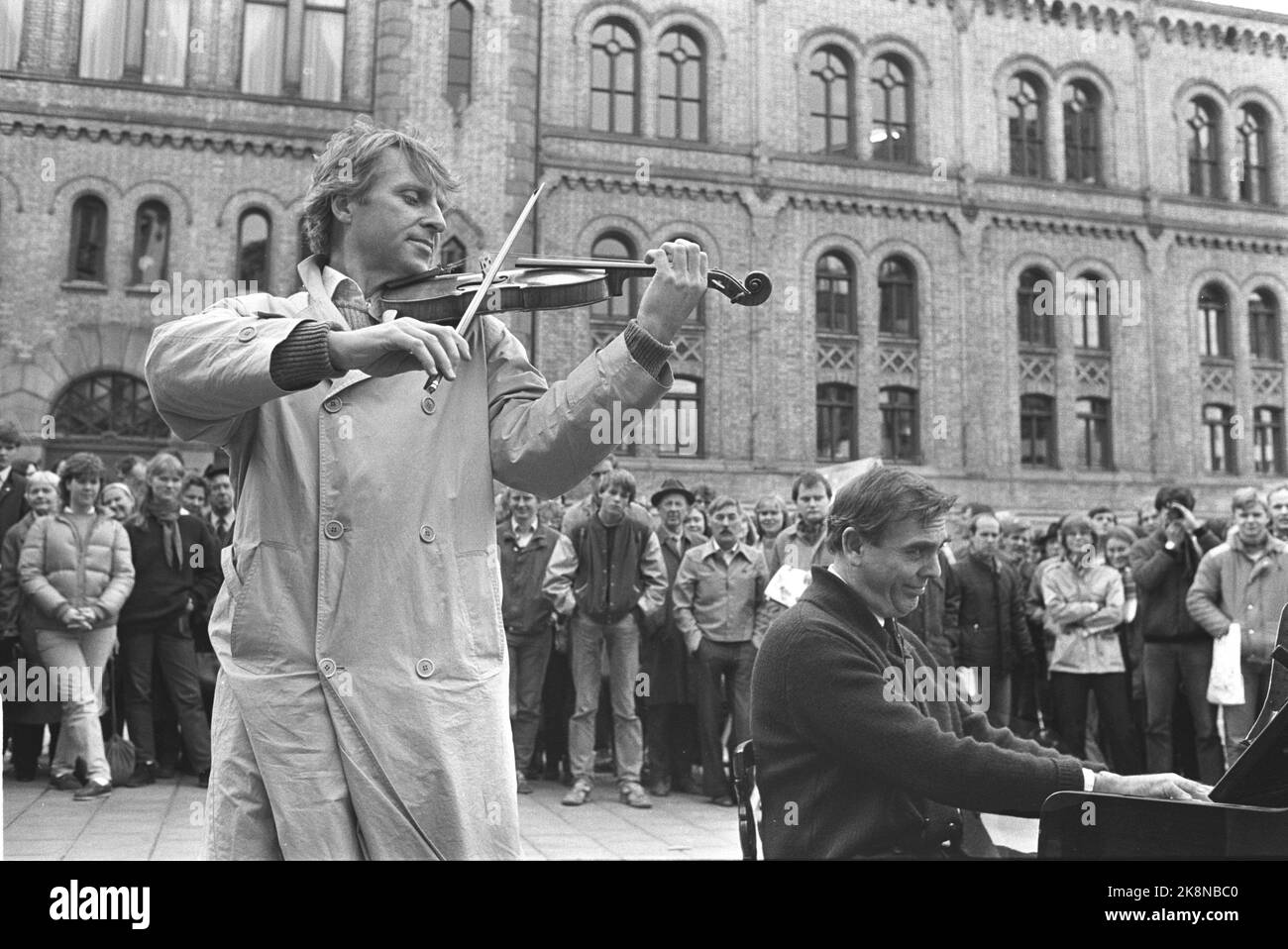 Oslo 19831019: Arve Tellefsen und Kaare Ørnung gaben ein Open-Air-Konzert in Karl Johansgate vor dem Storting, um die Anforderungen des Norwegischen Musikhochschuls zu unterstützen, ein eigenes Gebäude mit akzeptablen Studien- und Arbeitsbedingungen zu erhalten. Foto: Henrik Laurvik / NTB Stockfoto