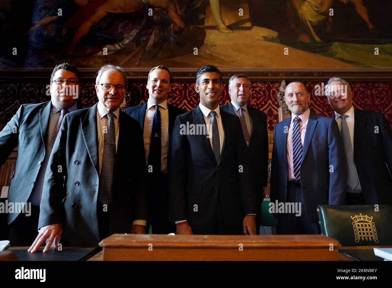 Rishi Sunak (Mitte) trifft sich mit Mitgliedern des Ausschusses 1922 im Londoner Parlamentsgebäude, nachdem angekündigt wurde, dass er der neue Vorsitzende der konservativen Partei werden wird, nachdem der Rivale Penny Mordaunt aus dem Parlament ausgetreten ist. Bilddatum: Montag, 24. Oktober 2022. Stockfoto