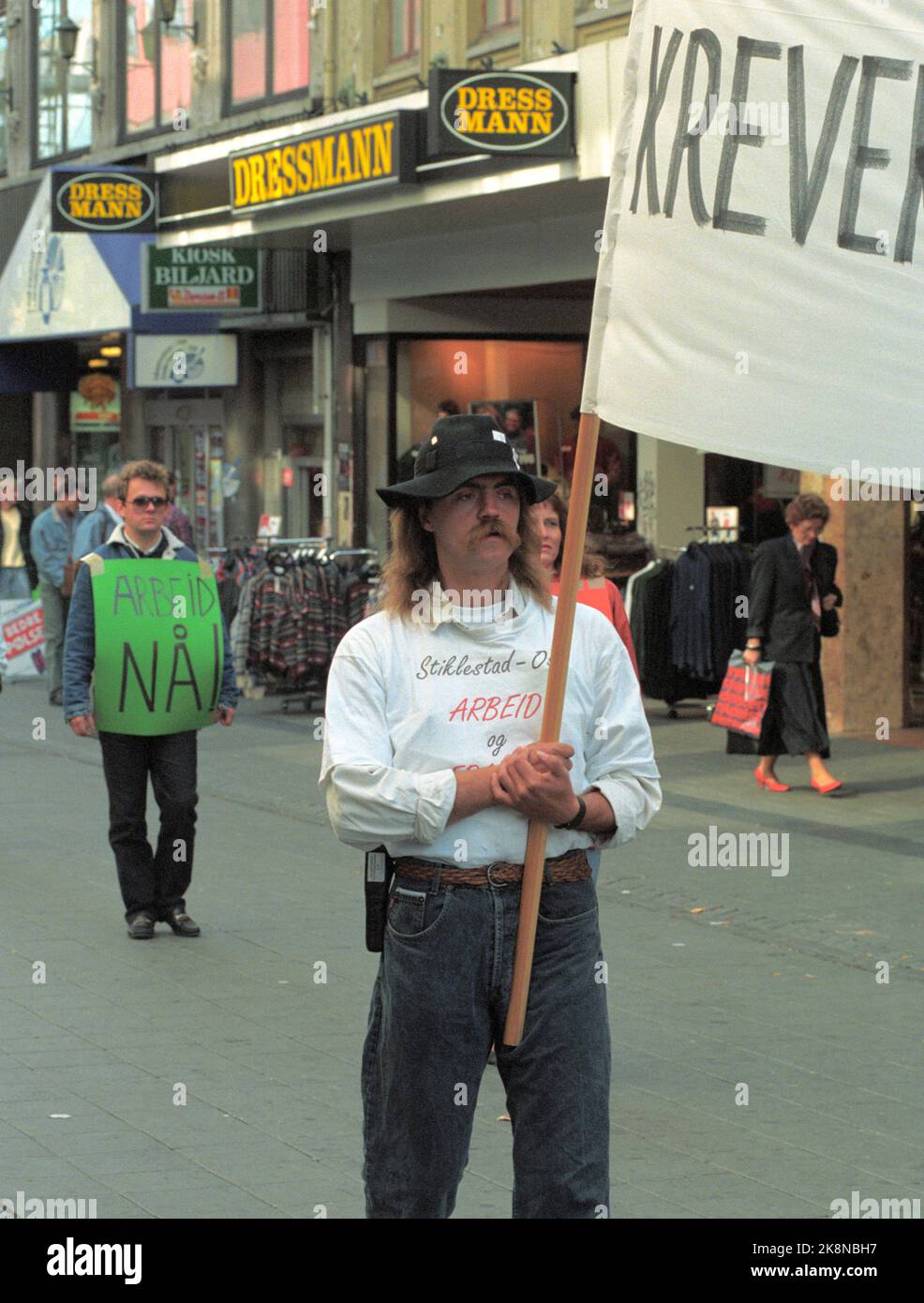 Oslo. Arbeitslos Kjell Arne Gravseth hat den ganzen Weg von Stiklestad nach Oslo mit Forderungen nach besseren Bedingungen für die Arbeitslosen gegangen. Poster mit dem Text 'Work now!' Hinter der Hauptfigur im Bild. Foto; Morten Holm / NTB Stockfoto