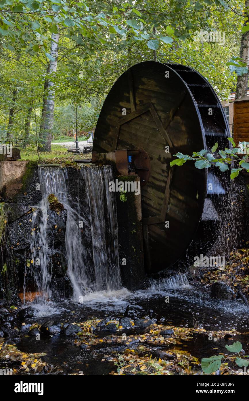 Altes Wasserrad im Dorf Mathildedal, Salo, Finnland. Stockfoto