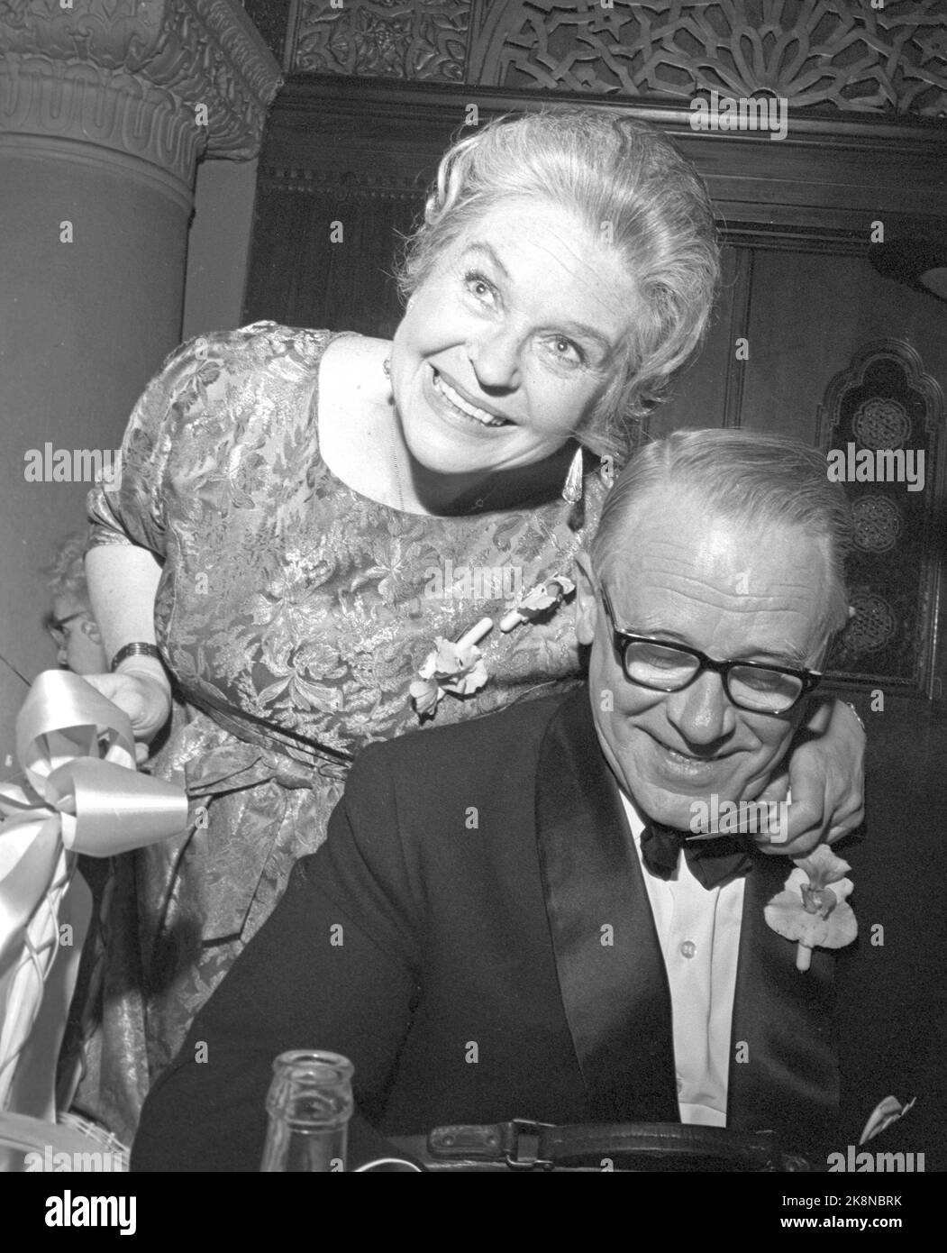 Oslo 19650327 - und danach wurde getanzt. Premiere des Films My Fair Lady im Colosseum-Kino mit anschließender Party in Bristol. Opernsänger Bjarne Buntz verwarf das Geld vom Lotverkäufer des Balletts. Für die Oper und das Ballett war es eine ziemlich schräge. T.v. Siehe Opernsängerin Randi Heide Steen. Foto; Sverre A. Børretzen / Aktuell / NTB Stockfoto