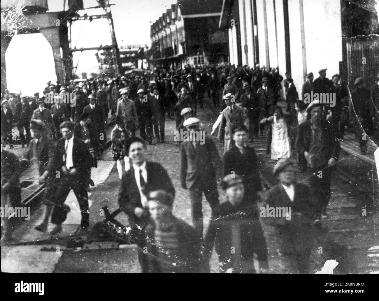 193106 Menstadslaget. Arbeiter auf der Suche nach Streikschaltern am Kai von Norsk Hydro in Menstad. Die Sperre der norwegischen Arbeitgebervereinigung im Frühjahr 1931, von der insgesamt 81.000 Arbeitnehmer betroffen waren, führte zu großen Demonstrationen und großen Unruhen in der Gesellschaft. Sie landete im Menstadslaget, wo norwegische Demonstrationskräfte mit der norwegischen Staatspolizei in Konflikt standen. Die Schlacht von Menstad 8. Juni 1931. NAF. Norsk Hydro Arbeitskonflikt. Streik. Sperre. Foto: NTB Archive / NTB Stockfoto