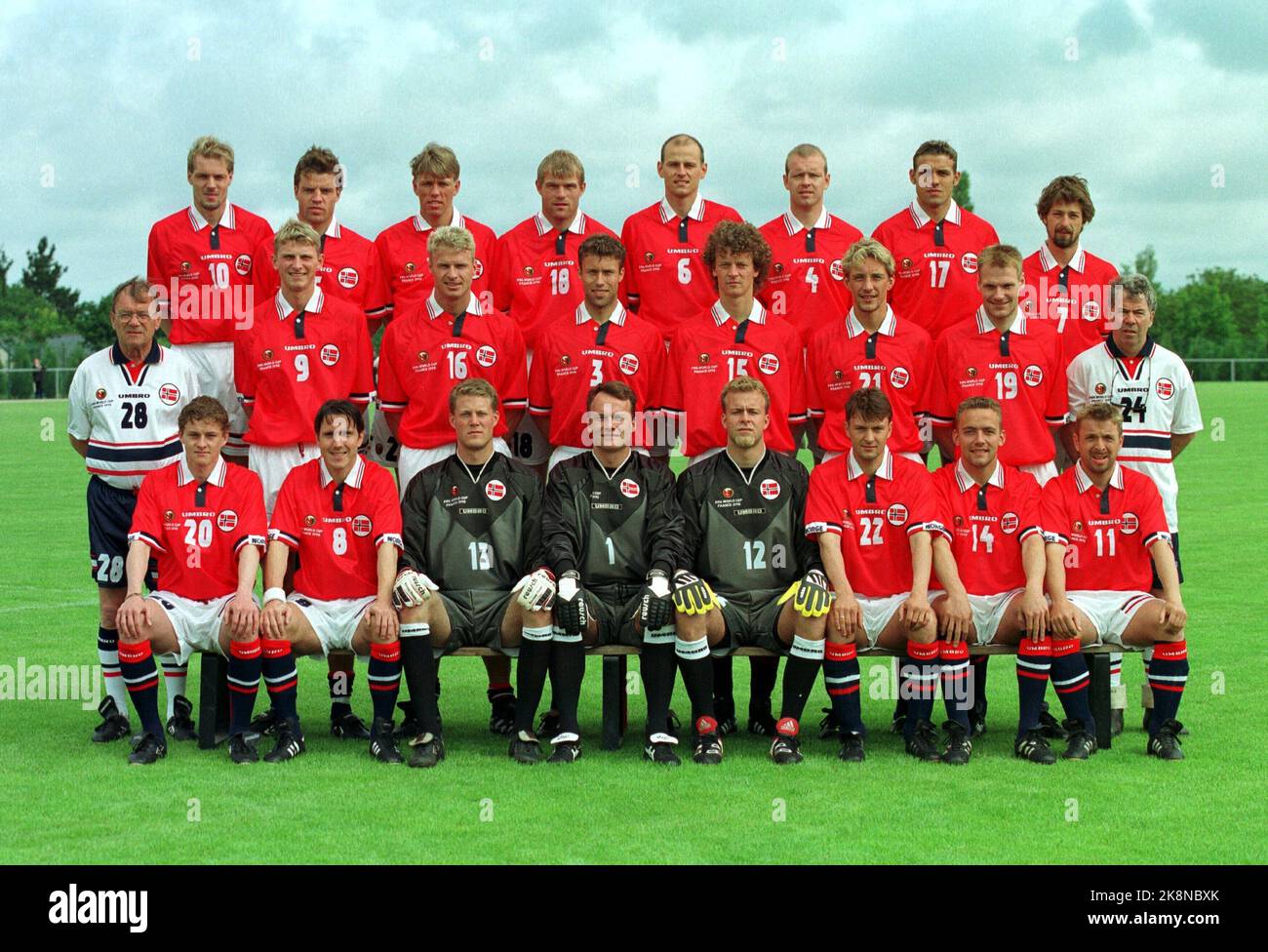 LA BAULE, FRANKRIKE 19980607 VM i fotball. Landslagssjef Egil Olsen (Th i hvitt, med solbriller) med VM-troppen samlet, før treningen started i La Baule, Frankrike, søndag. BAK Fra venstre: Kjetil Rekdal, Stig Inge Bjørnebye, Gunnar Halle, Egil Østenstad, Ståle Solbakken, Henning Berg, Håvard Flo Og Erik 'Myggen' Mykland. I midten Fra venstre: Assistenzener Bjørn Hansen, Tore André Flo, Jostein Flo, Ronny Johnsen, Dan Eggen, Vidar Riseth, Erik Hoftun Og trener Egil „Drillo“ Olsen. Foran Fra venstre: Ole Gunnar Solskjær, Øyvind Leonhardsen, Espen Baardsen, Frode Grodås, Thomas Myhre, Brüllen Stockfoto