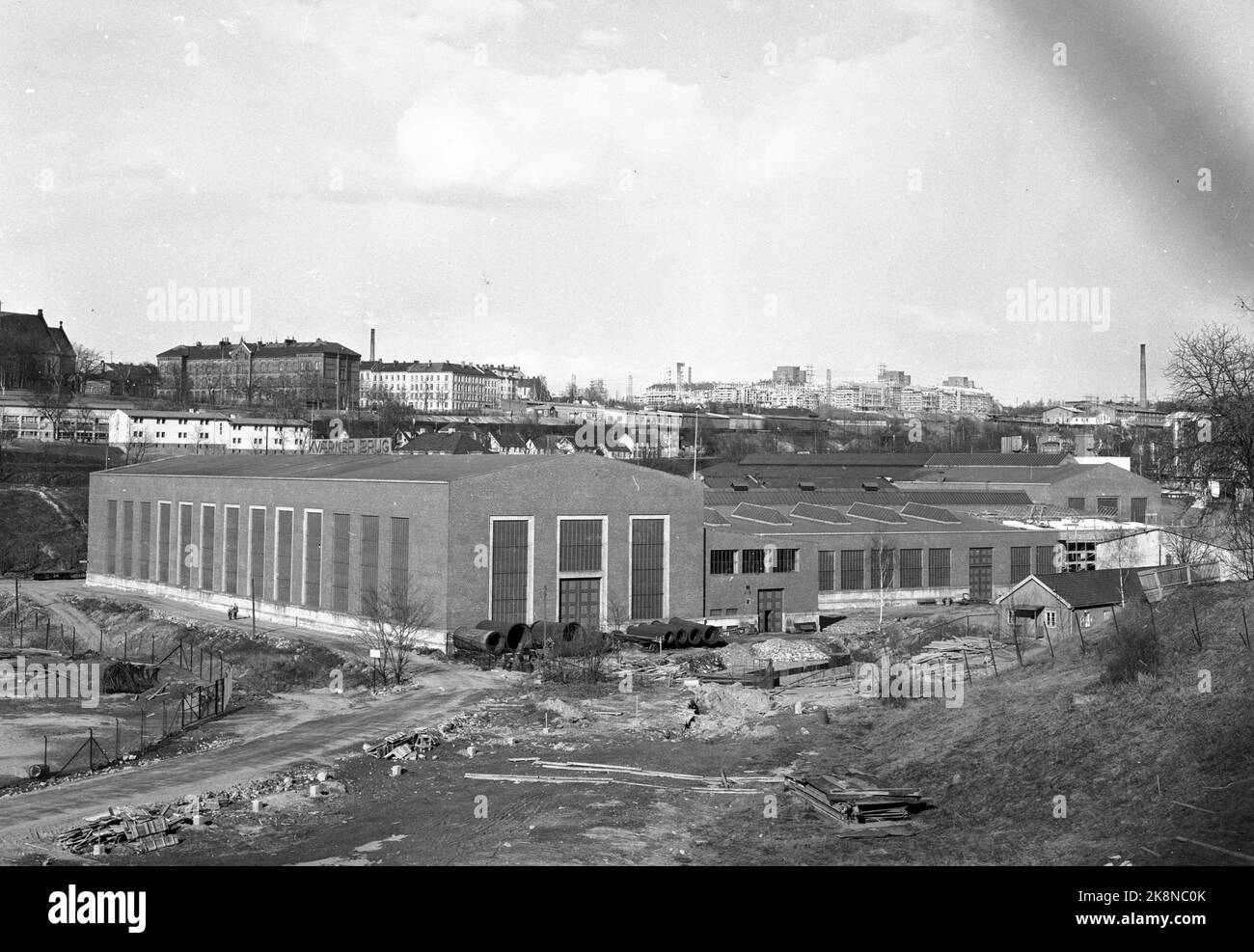 Oslo 19560413 Kvaerne Brug, Kvaerner Bruk in Lodalen. Im Hintergrund ist Etterstad zu sehen, hier werden die neuen OBOS-Blöcke gebaut. Foto: NTB *** das Foto wurde nicht verarbeitet ***** Stockfoto