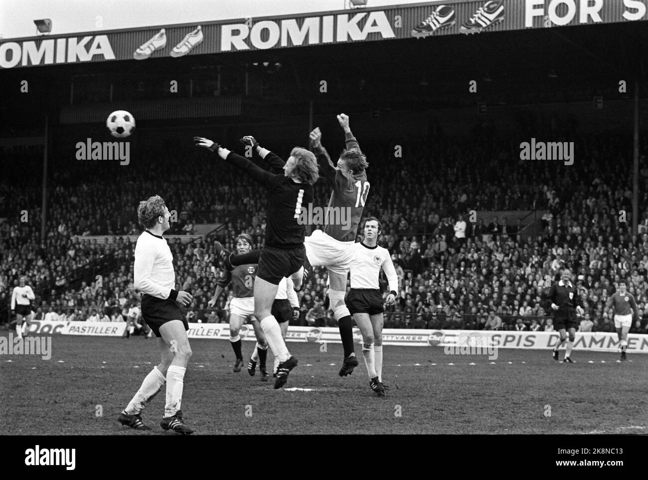 Oslo, 19710622. Norwegen-Westdeutschland 1-7 im Ullevål-Stadion. Norwegen im Angriff von Odd Iversen im Kampf mit dem Torhüter erfolgreich. Franz Beckenbauer hat die volle Kontrolle t.h. Foto: NTB / NTB Pent Bartn ist enthalten. Bier wird getrunken. T.H. Auf dem Bild berüchtigter Torschütze Gerd Müller. Foto: NTB / NTB Stockfoto