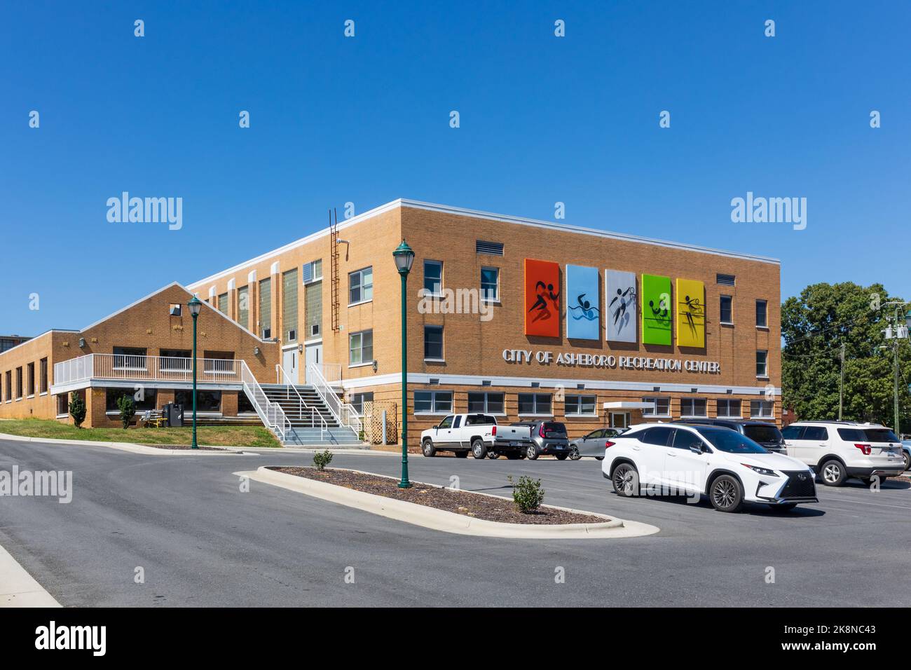 ASHEBORO, NC, USA-26 SEPT 2022: City of Asheboro Recreation Center, Gebäude und Parkplatz. Stockfoto