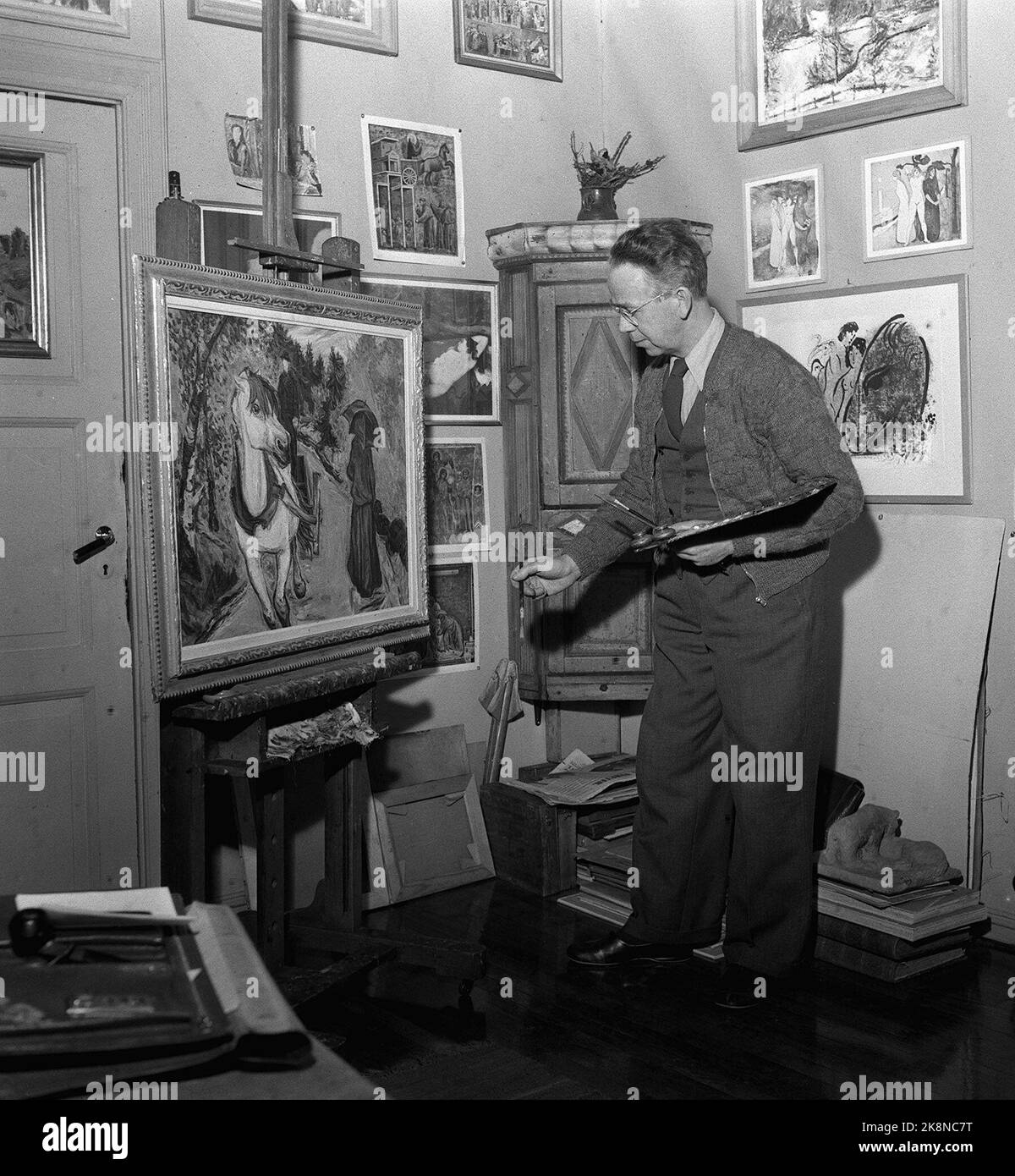 Oslo 19541208 Kunstmaler Harald Kihle in Aktion an der Staffelei. Foto: NTBSCANPIX Stockfoto