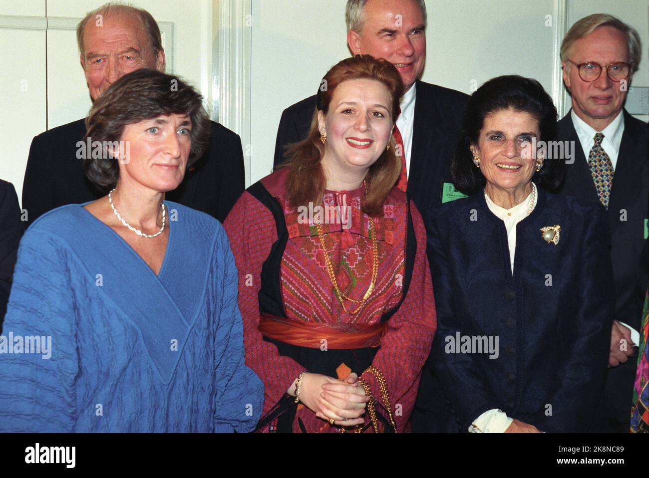 Oslo 19941209: Von links vom Nobelkomitee Sissel Rønbeck, Frau Suha Arafat und Frau Leah Rabin. Hinter dem Nobelkomitee (f.) Odvar Nordli, Geir Lundestad und Francis Sejersted beim Abendessen im Grand Hotel. Der Friedensnobelpreis 1994 wird zwischen Yasir Arafat, Shimon Peres und Yitzhak Rabin aufgeteilt. Foto: Lise Åserud NTB / NTB Stockfoto