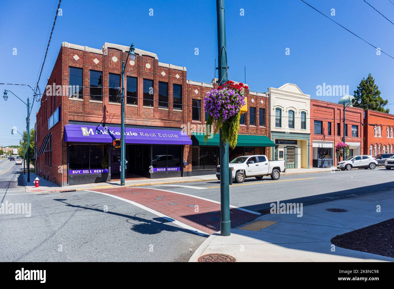 ASHEBORO, NC, USA-26 SEPT 2022: Block von historischen Gebäuden in der Innenstadt, einschließlich McKenzie Real Estate. Stockfoto