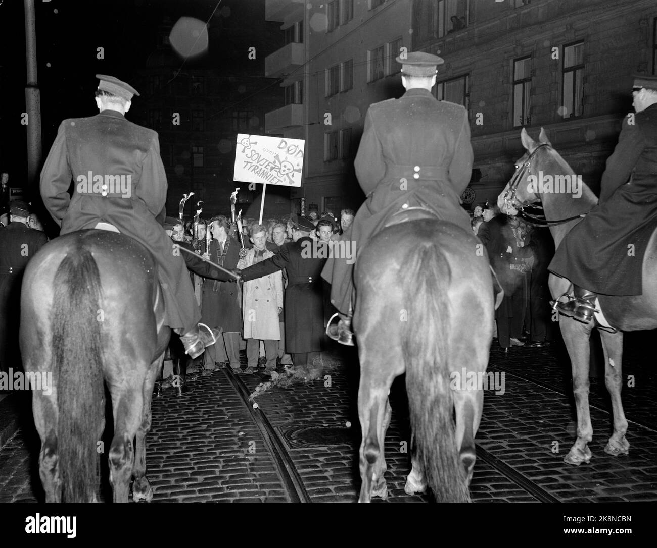 Oslo 19561106 im November zogen sowjetische Truppen nach Ungarn und schnitten die öffentliche Rebellion gegen die sowjetische Herrschaft ab. Massentreffen und Demonstrationen im Universum der sowjetischen Invasion. Polizeibeamte bilden die Kette gegen die Demonstranten. Polizeipferde in Aktion. Poster. Foto: NTB / NTB Stockfoto