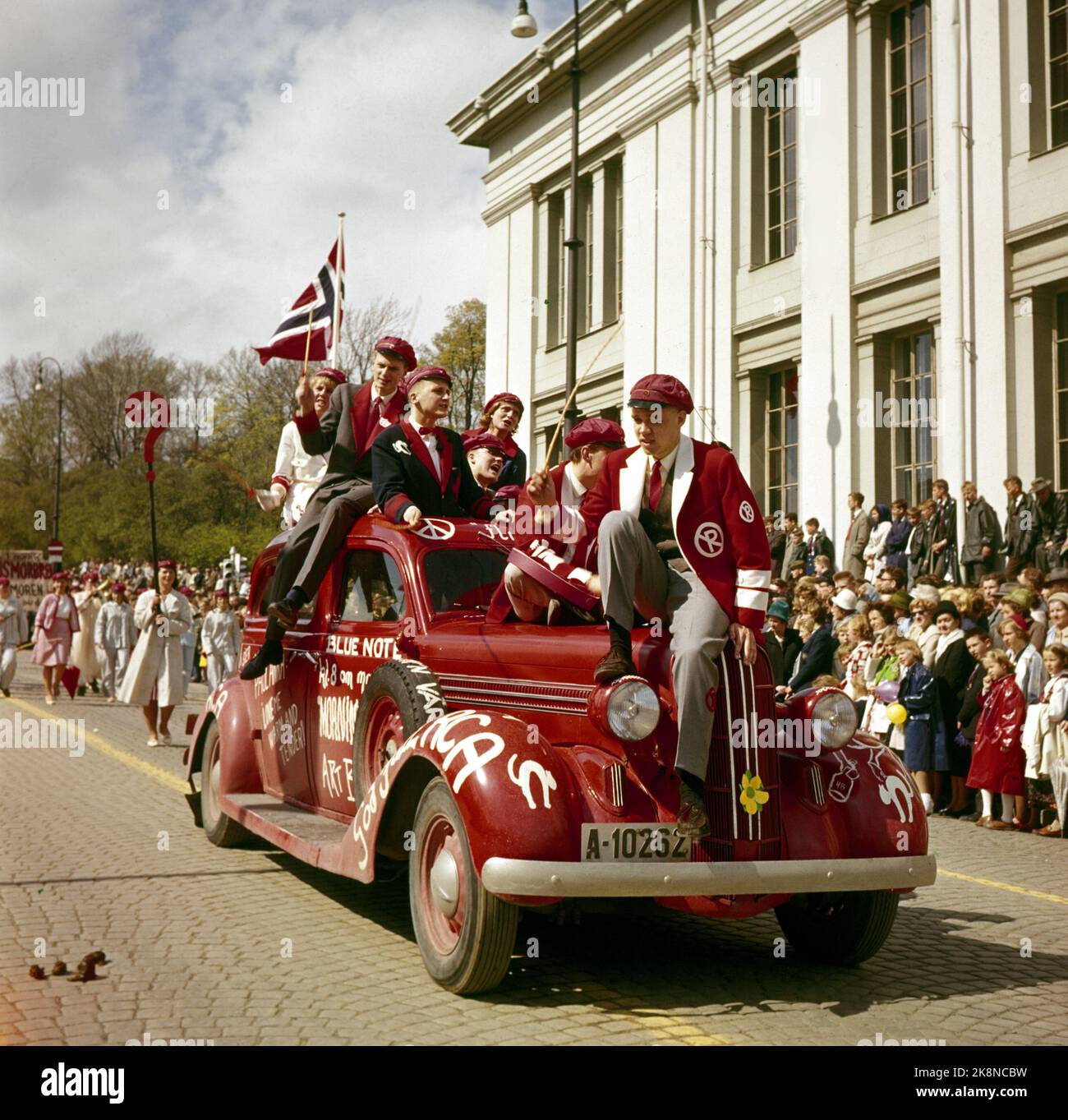 Oslo19660517: 17. Mai in Oslo. Russ mit einem russischen Auto am Karl-Johans-Tor. Russischer Zug. Alarmmeldung. Foto: NTB / NTB Stockfoto