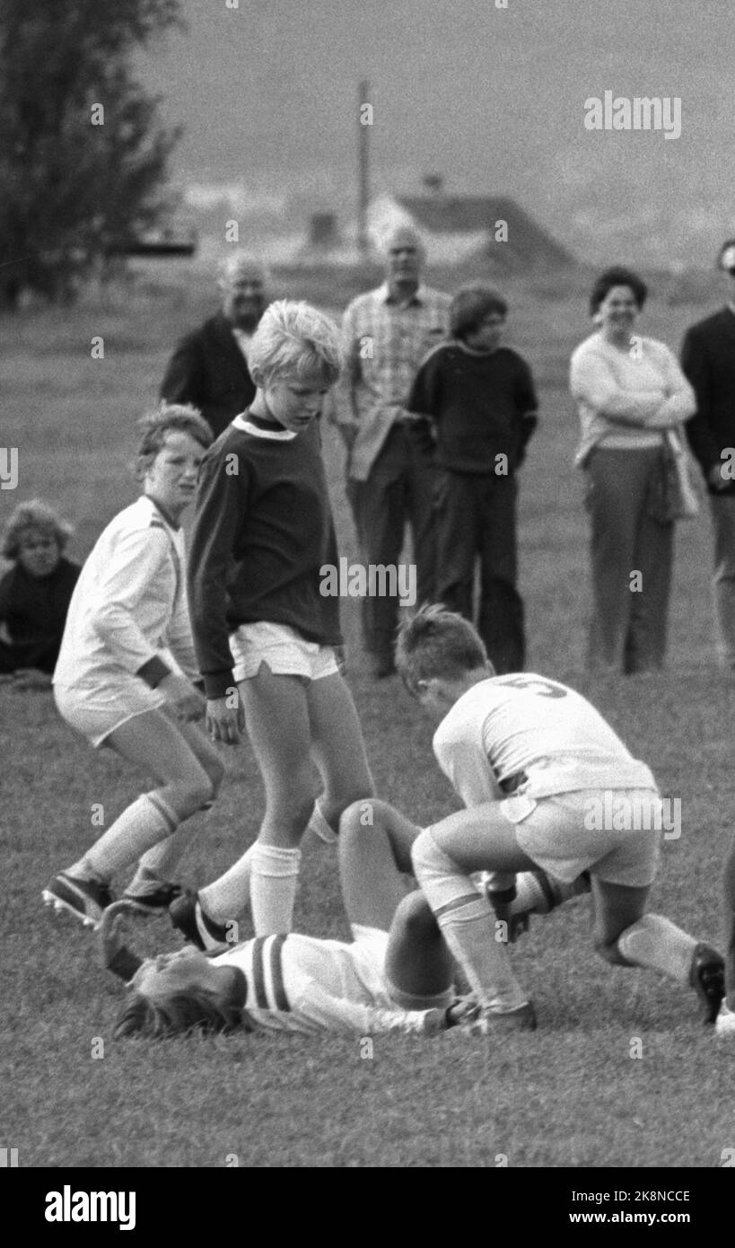 Oslo 19720812. Der erste Norway Cup der Geschichte und das größte Fußballturnier der Welt in Ekeberg, bei dem 7.000 Jungen und Mädchen aus ganz Europa um den Ball kämpfen. Bekkelaget Sportsklobb, Dagbladet und ein Unternehmen haben die Initiative für das größte Fußballtuning der Welt ergriffen. Hier wird der Fuß eines Spielers von Teamkollegen auf dem Spielfeld untersucht. Foto: Ivar Aaserud Current / NTB Stockfoto