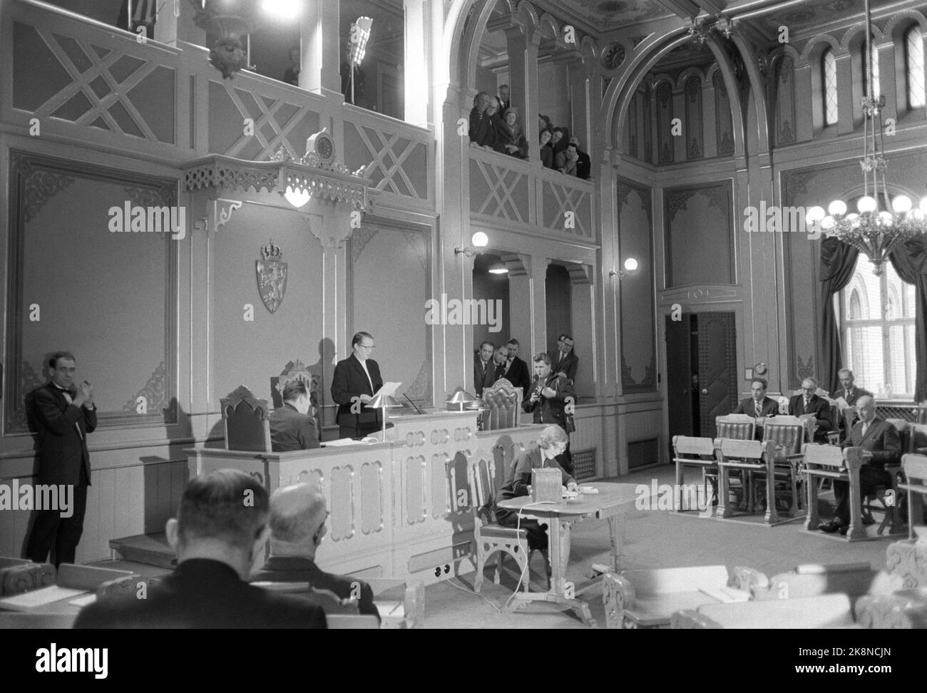 Oslo 19620217. Die Vertreterin von Storting, Magnhild Hagelia aus Gjerstad in Risør, ist die erste Frau auf dem Platz des Präsidenten der Lagering. Hier vereins Hagelia die erste weibliche Präsidentin des Landes. Foto: Sverre Børretzen Current / NTB Stockfoto