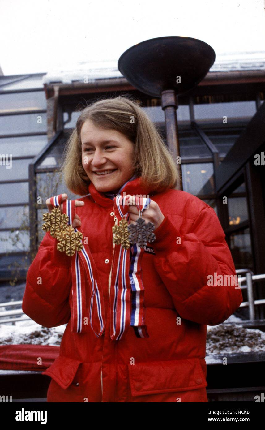 Oslo 198202. Ski World Cup 1982 Oslo. Skilanglauf, Frauen. Berit Aunli mit seinen Medaillen. Während der Weltmeisterschaft gewann sie drei Goldmedaillen und eine Bronze. NTB Stock Foto: Bjørn Sigurdsøn / NTB Stockfoto