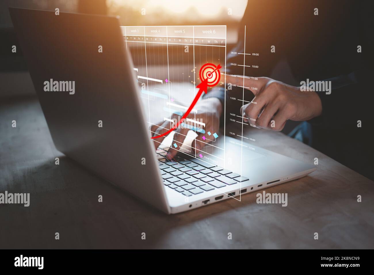Analyst, der mit einem Laptop (Notebook) in einem erfolgreichen Startup-Geschäftskonzept arbeitet. Geschäftsmann mit Hologramm der Datenmanagement-System-Statistiken und analyti Stockfoto