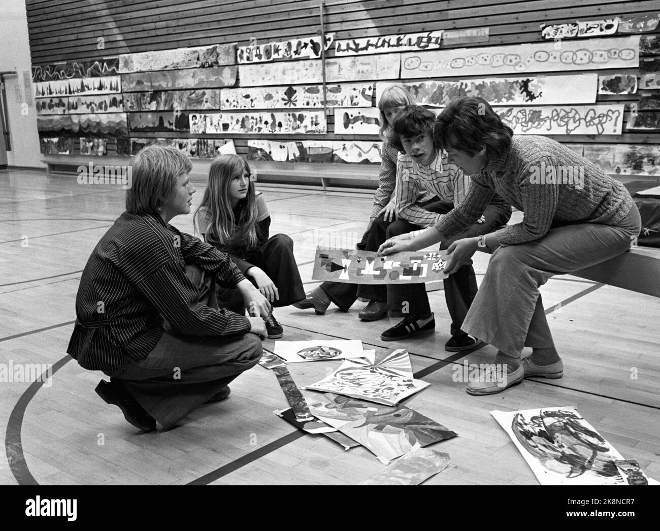 Oslo 16. Juni 1973 der Schüler nimmt den Platz des Künstlers ein Artist Inger sits arbeitet mit den Schülern der Hauketo-Schule an der Dekoration der öffentlichen Bereiche der Schule zusammen. Hier ist sie mit Studenten, um die besten Skizzen zu wählen. Foto: Ivar Aaserud / Aktuell / NTB Stockfoto