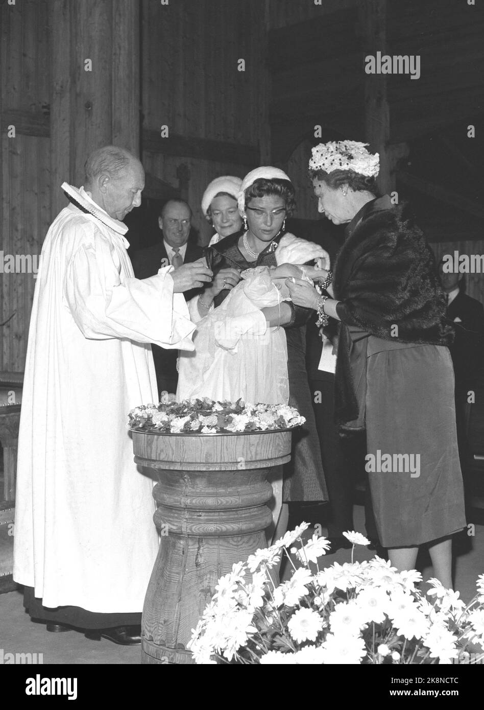 Oslo 19621004. In der Holmenkollenkapelle taufen Prinzessin Estad und Johan Martin Ferner ihre Tochter Cathrine. Das Taufkind wurde von ihrer Mutter Prinzessin, Prinzessin, getragen. Die Taufe wurde von Pfarrer Sverre Eika vorgenommen. Hier von der Taufaktion (f.) Pfarrer Sverre Eika, Lille Cathrine, Prinzessin Arid, (hinter) Großherzogin Josephine-Charlotte von Luxemburg und König Olav. Prinzessin Margaretha von Dänemark ist die Patenschaft, die dem Kind hier den Hut abnimmt. Foto: NTB / NTB Stockfoto