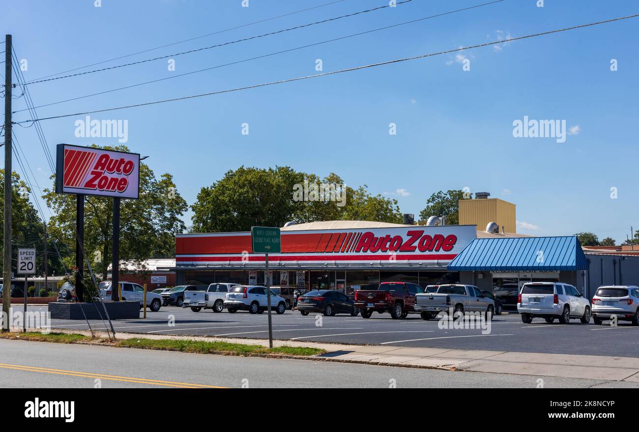 ASHEBORO, NC, USA-26 SEPT 2022: AutoZone Auto Parts Store in der Innenstadt. Gebäude, Schild und Parkplatz. Stockfoto