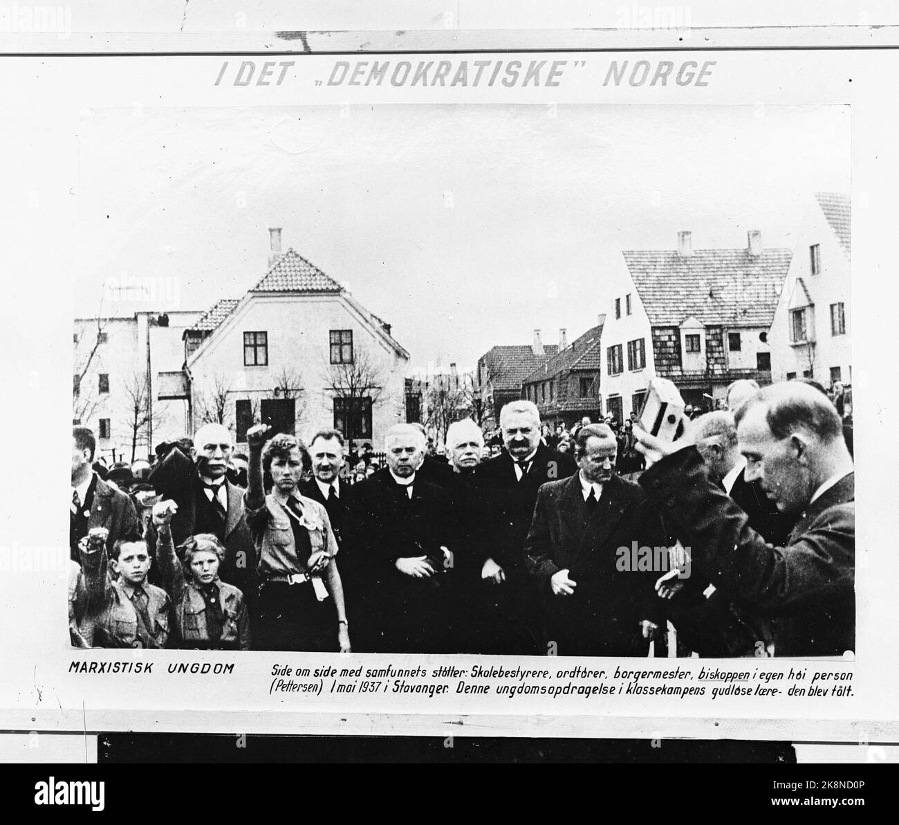 WW2 Oslo 19420310 die Ausstellung 'Bolschewismus in der Praxis' im Handwerker in Oslo. Hier ist ein Foto vom Mai 1937 in Stavanger, wo die marxistische Jugend zusammen mit dem Schulleiter, Bürgermeister, Bürgermeister und Bischof in seiner eigenen Høie Person fotografiert wird. Foto: Kihle / NTB *** das Foto wurde nicht verarbeitet ***** Stockfoto
