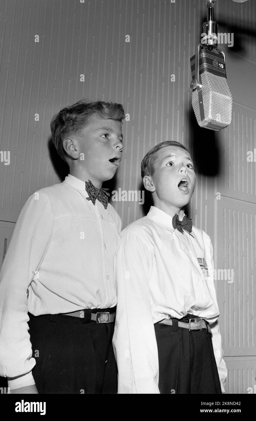 Oslo 19520606 NRK's ​​boys Chor wurde 1947 gegründet. Im Jahr 60s wurde der Chor mit den silbernen Knaben verschmolzen. Beide Chöre wurden vom Dirigenten Torstein Grythe gegründet. Hier sind einige der Chormitglieder, die in einem großen Mikrofon in einem der Studios von Kringasting singen. Foto: NTB / NTB Stockfoto