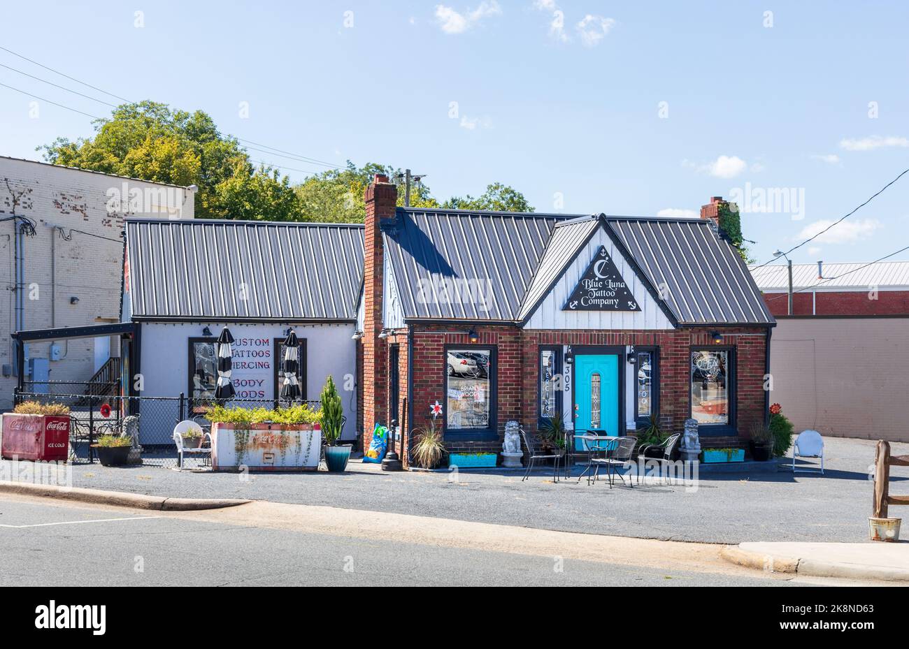 ASHEBORO, NC, USA-26 SEPT 2022: The Blue Luna Tattoo Company in Downtown. Stockfoto