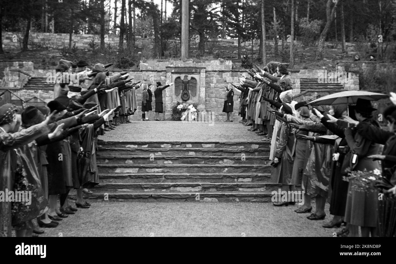WW2 Oslo 19440521 deutsche Frauen in Oslo haben Blumen auf dem Kriegsfriedhof von Ekeberg gepflanzt. Nazi-Begrüßung. Die ganze Begrüßung. Foto: NTB *** das Foto wurde nicht verarbeitet ***** Stockfoto