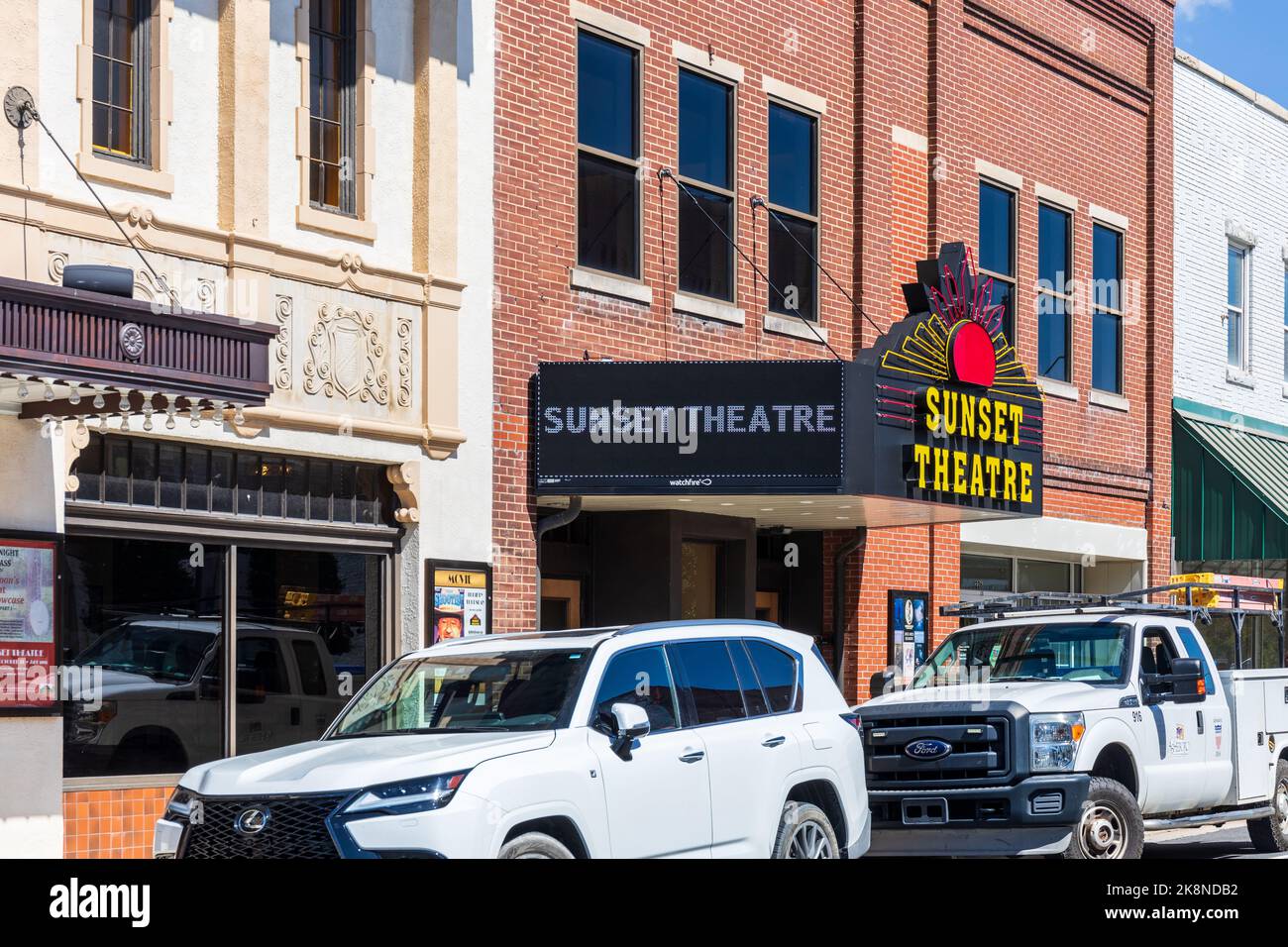 ASHEBORO, NC, USA-26 SEPT 2022: Sunset Theatre, Gebäude mit Marquis. Stockfoto