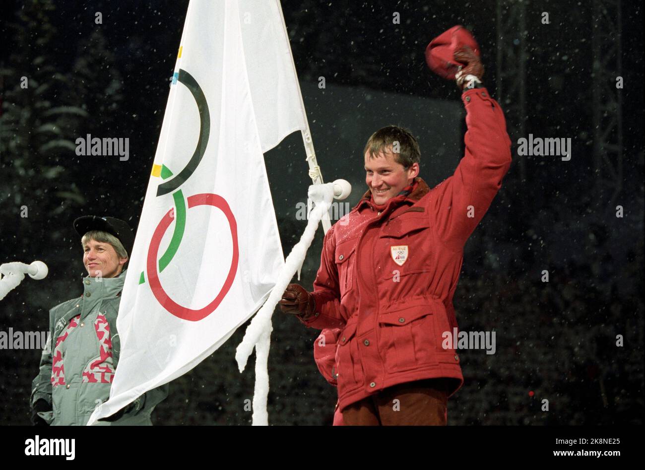 Olympische Winterspiele 19940212 in Lillehammer. Eröffnungszeremonie. Vegard Ulvang legt im Namen der Athleten den olympischen Eid ab. Foto: Lise Åserud / NTB Stockfoto