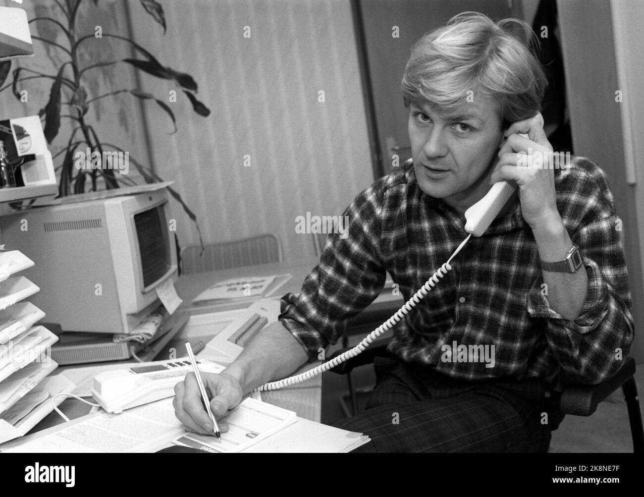 Oslo 19881018 Information Manager im norwegischen Roten Kreuz Jan Egeland bei der Arbeit am Schreibtisch und mit Telefon. Foto: Eystein Hanssen / NTB / NTB Stockfoto