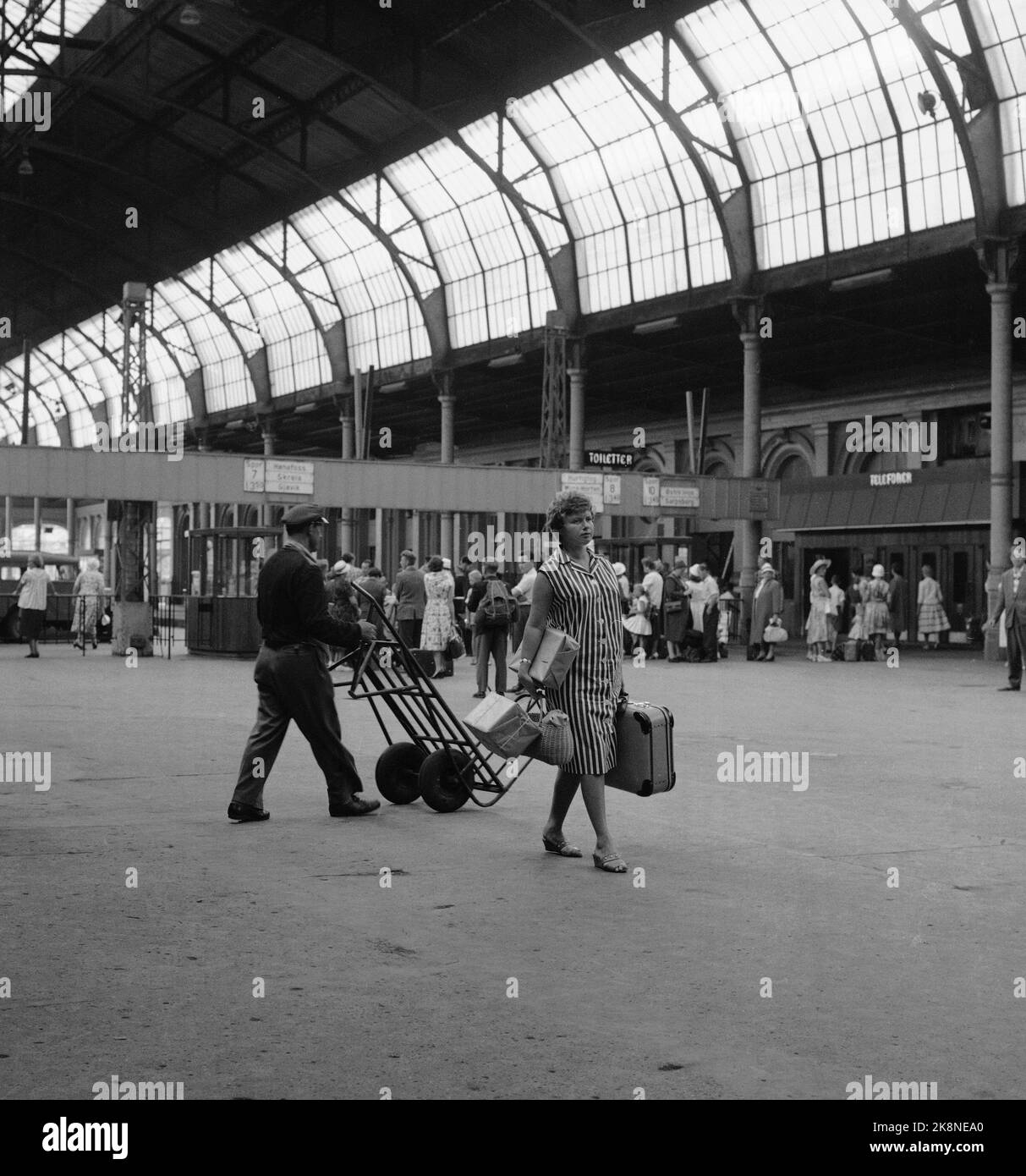 Oslo 8. August 1959. Der Bericht „schwanger in der Stadt“ wurde im aktuellen Jahr 1959 veröffentlicht. Sie stattete einer Schwangeren Pakete und Taschen aus, um zu sehen, ob ihr Hilfe angeboten wurde. In 40 Jahren hat sich wenig verändert, keine Hilfe zu bekommen. In der Straßenbahn wurde ihr lange Zeit ein Sitz angeboten. Und in einem überfüllten Café wurde ihr nach einer Weile angeboten, am Tisch einer Mitschwester zu sitzen. Hier aus der Alten Ostbahnhalle, jetzt Oslo Central Station. Foto: Bjørn Bjørnsen / Aktuell / NTB Stockfoto