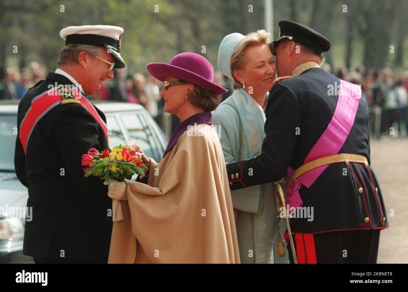 Oslo 28. April 1997. König Harald und Königin Sonja heißen vor dem Schloss die belgischen Königspaare König Albert LL und Königin Paola willkommen. Foto: Jan Greve / NTB Stockfoto