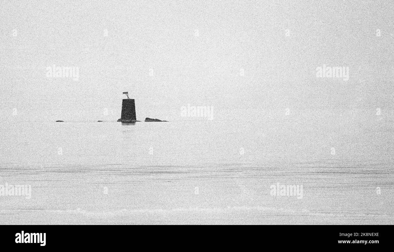 Stord 1983-05: Umfassender Suchbetrieb für mögliche ausländische U-Boote im Hardangerfjord und am Sunnhordalandsfjord Ende April und Anfang Mai 1983. Die Aktion endet nach 14 Tagen vergeblich. Die Verteidigung verwendete Raketen und Tiefwasserbomben, um das, was man als U-Boot ansah, an die Oberfläche zu zwingen. Bild: Ein U-Boot ??? Neida, nur ein Meereszeichen, um die Navigation zu erleichtern. Aber es zeigt, wie einfach es sein kann, mit einem U-Boot und ähnlichen Dingen wie einem U-Boot verwechselt zu werden. Foto: Inge Gjellesvik / NTB Stockfoto